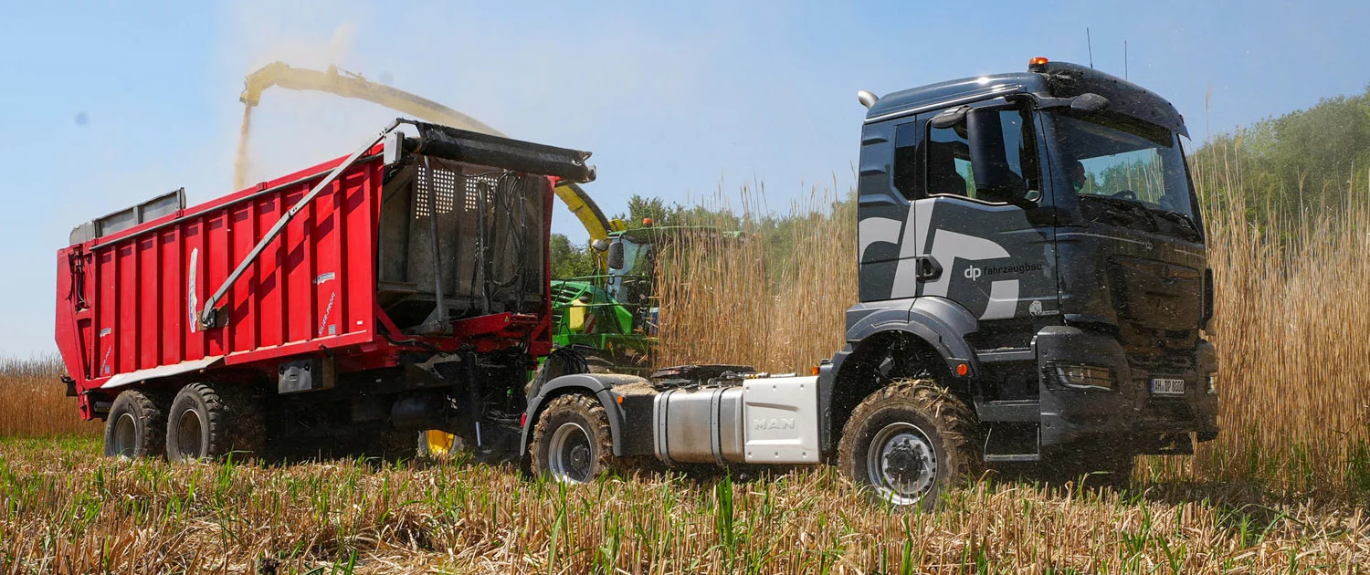 Heizotruck landbouwvrachtwagen op het veld