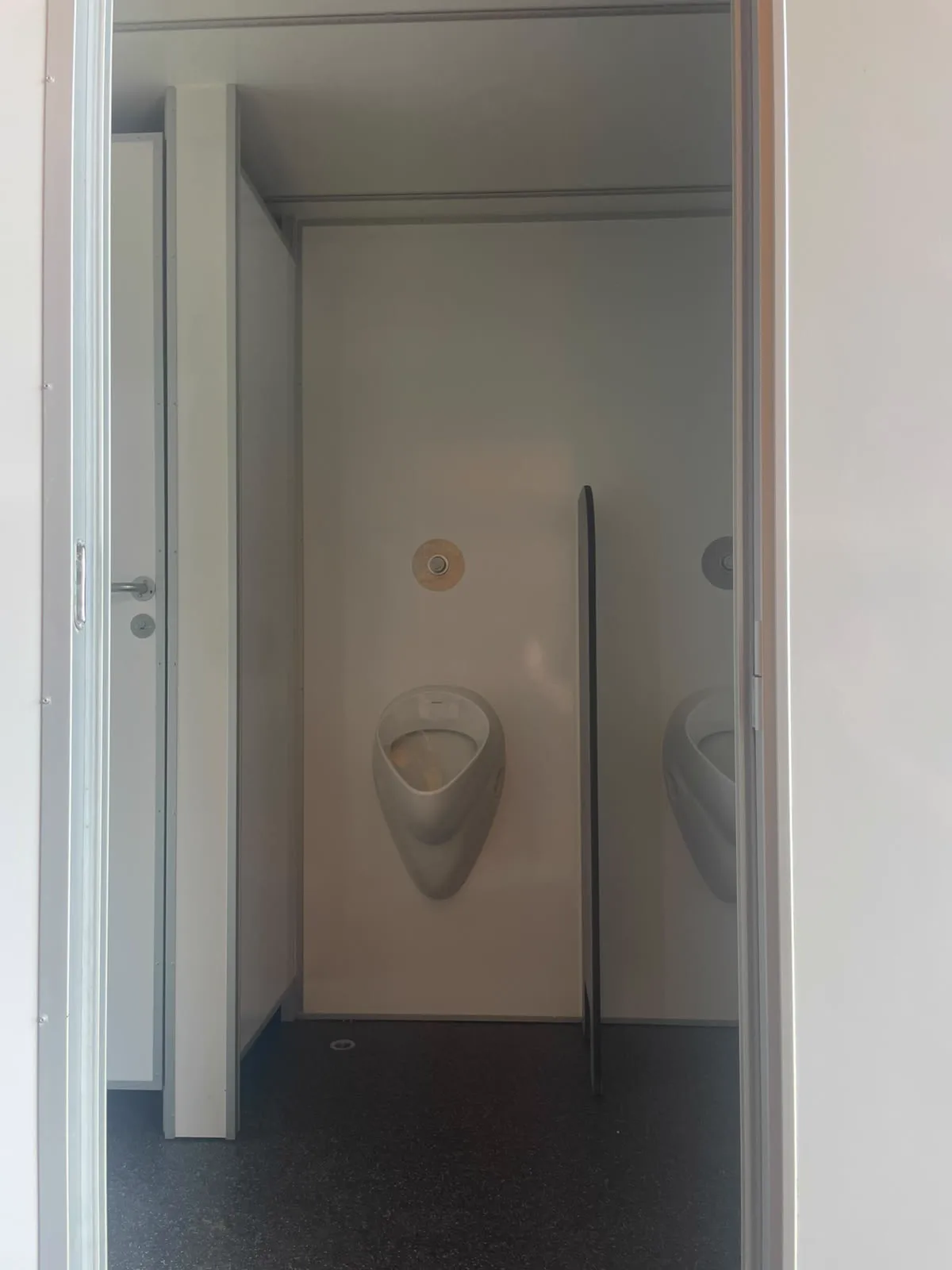 Kleine wc-wagen, interieur met urinoir