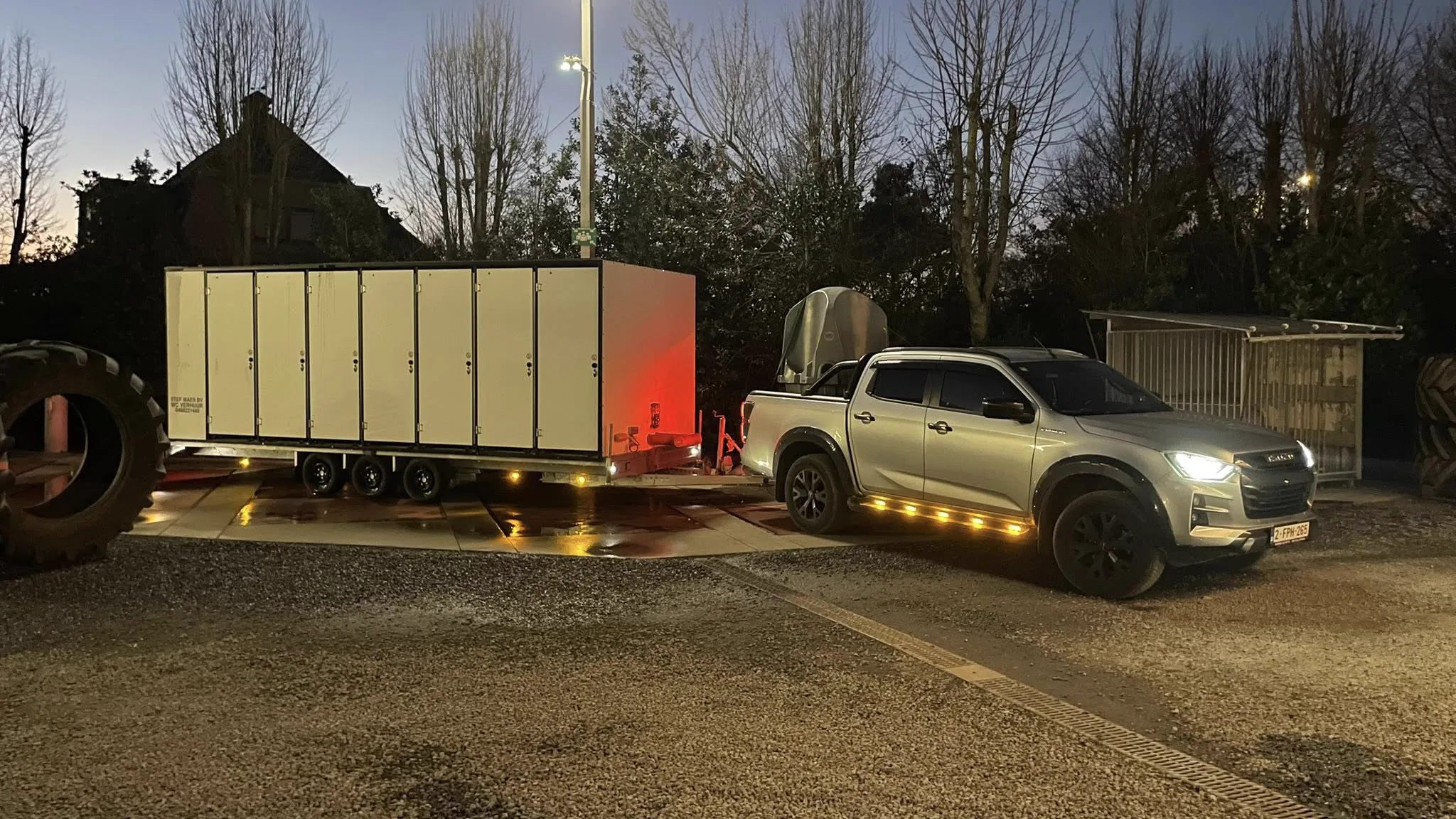 Grote wc-wagen te huur, buitenaanzicht met trekvoertuig